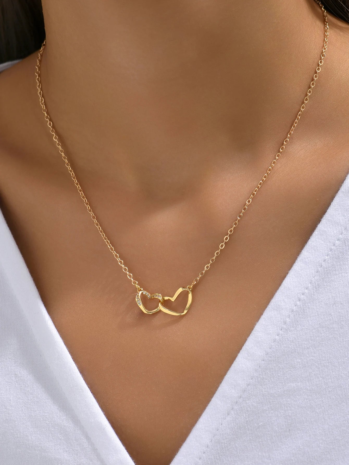 Feine Damenkette mit zwei hohlen Herzmotiven im minimalistischen Design