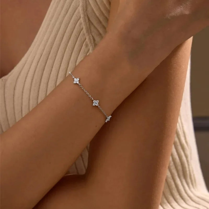 Zartes Vierblatt-Blumenarmband mit Zirkonia