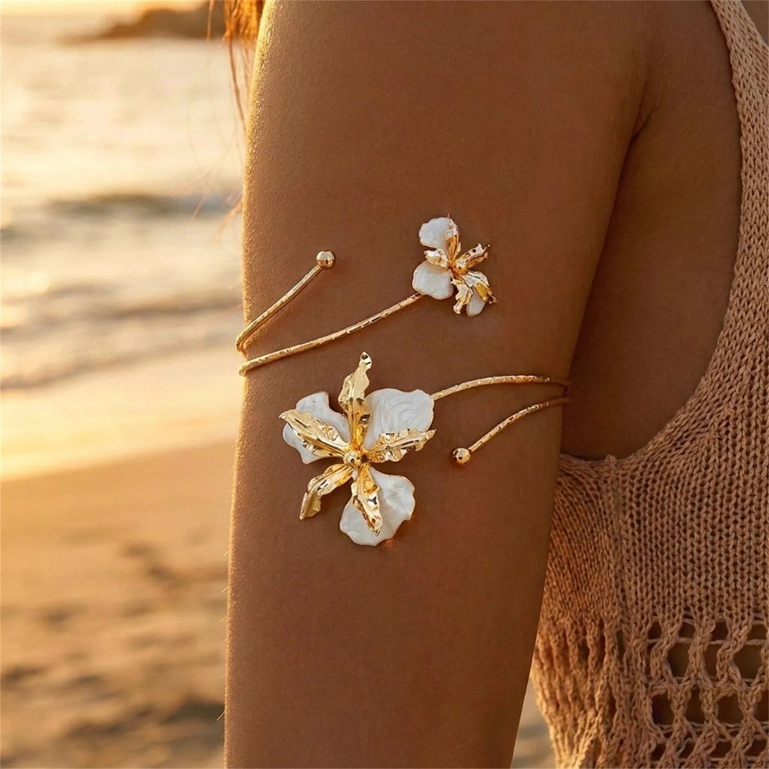 Kunstvolles emaillierte Blumen‑Armband bringt romantische Boho‑Vibes an den Arm