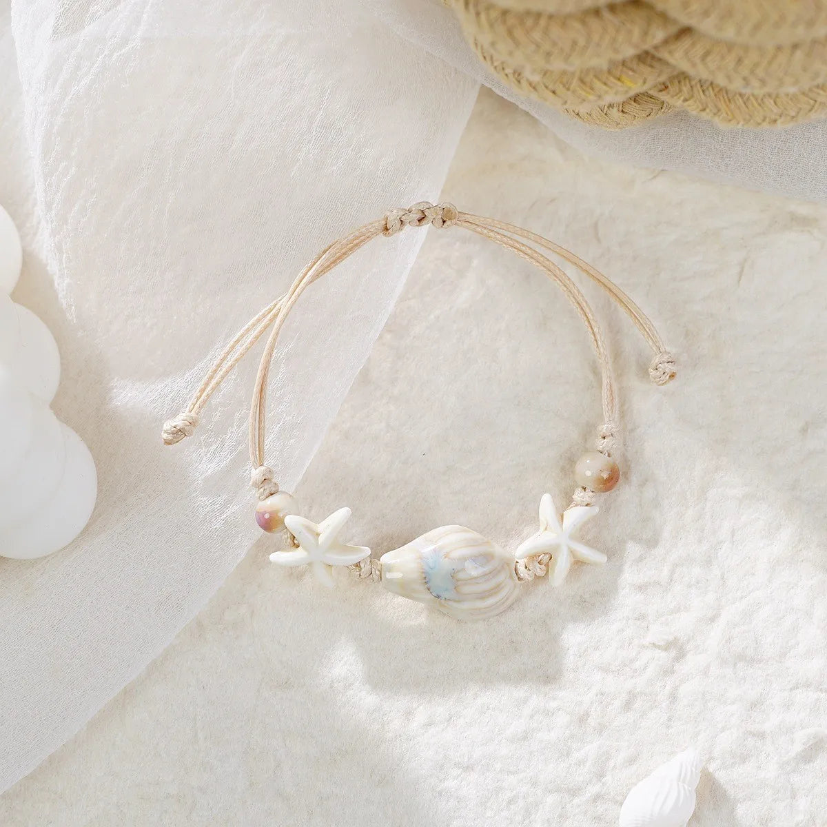 Sommerliches Strandarmband mit Muscheln & Perlen