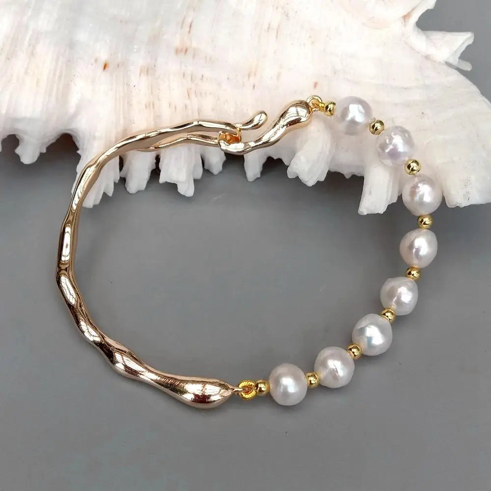 Luxuriöses Schmuckarmband mit weißen Zuchtperlen und glänzendem Goldton