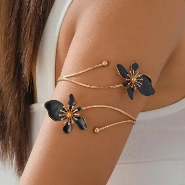 Kunstvolles emaillierte Blumen‑Armband bringt romantische Boho‑Vibes an den Arm