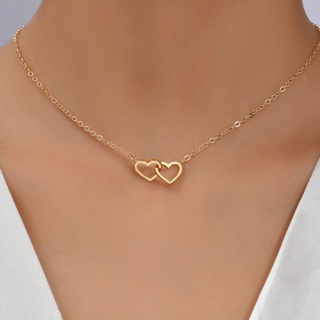 Feine Damenkette mit zwei hohlen Herzmotiven im minimalistischen Design