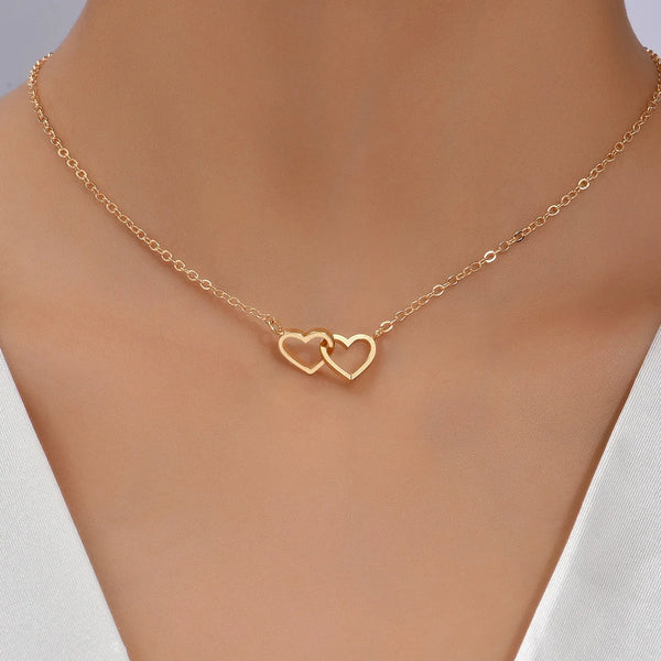 Feine Damenkette mit zwei hohlen Herzmotiven im minimalistischen Design