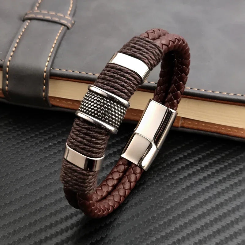 Braune Lederarmband mit Edelstahl‑Details, luxuriöses Accessoire