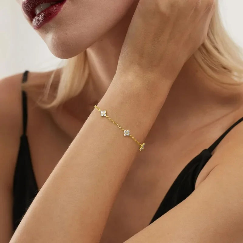 Zartes Vierblatt-Blumenarmband mit Zirkonia