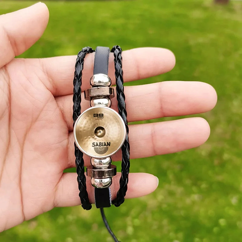 Handgefertigtes Drummer‑Armband mit detailreichem Cymbal‑Charm