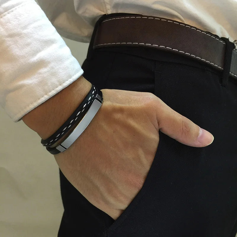 Einzigartiges Armband aus Leder mit dekorativen Nähten und einem Edelstahl-Element