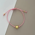 Mehrfarbiges Schnurarmband mit vergoldetem Herz‑Charm
