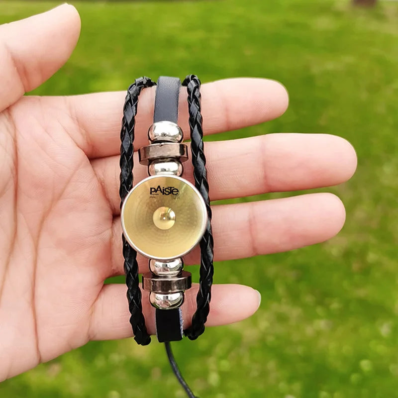 Handgefertigtes Drummer‑Armband mit detailreichem Cymbal‑Charm
