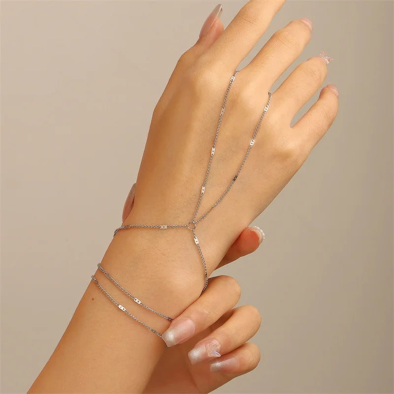 Zartes Kettenarmband mit verbundenem Fingerring