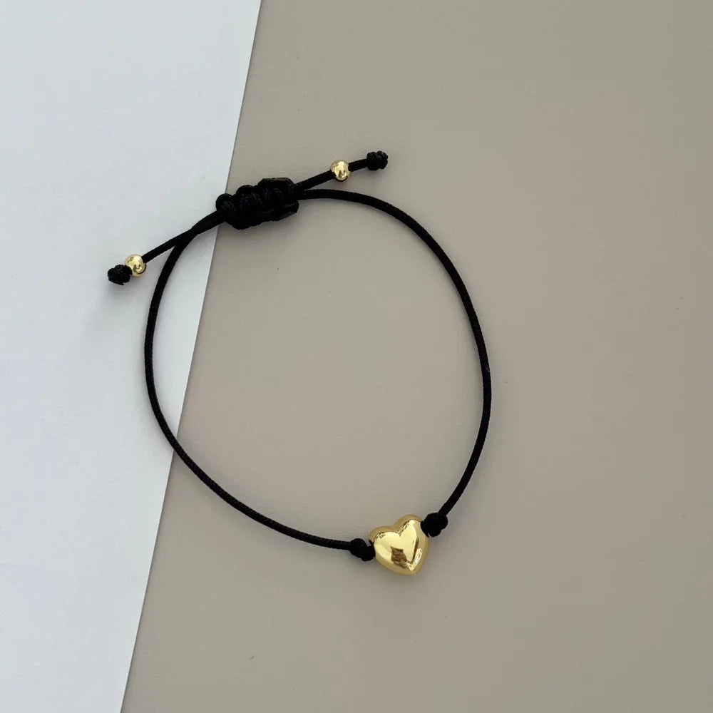 Mehrfarbiges Schnurarmband mit vergoldetem Herz‑Charm