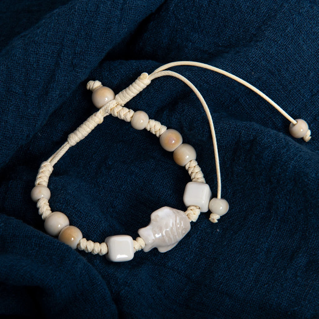 Weißes Keramik Fischperlen Armband mit verstellbarem Seil und handgefertigtem Design