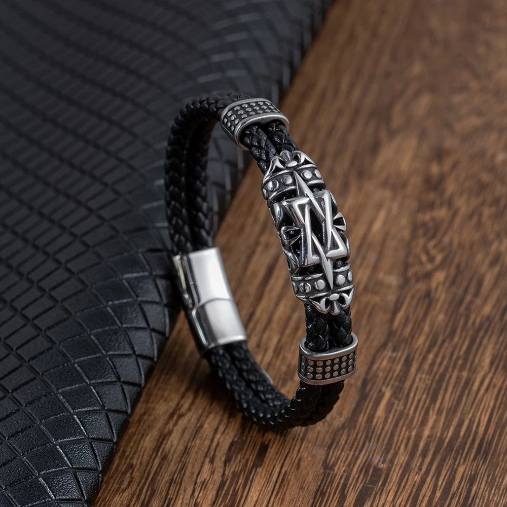 Schwarzes Echtleder Armband handgefertigt und geflochten im nordischen Viking Design