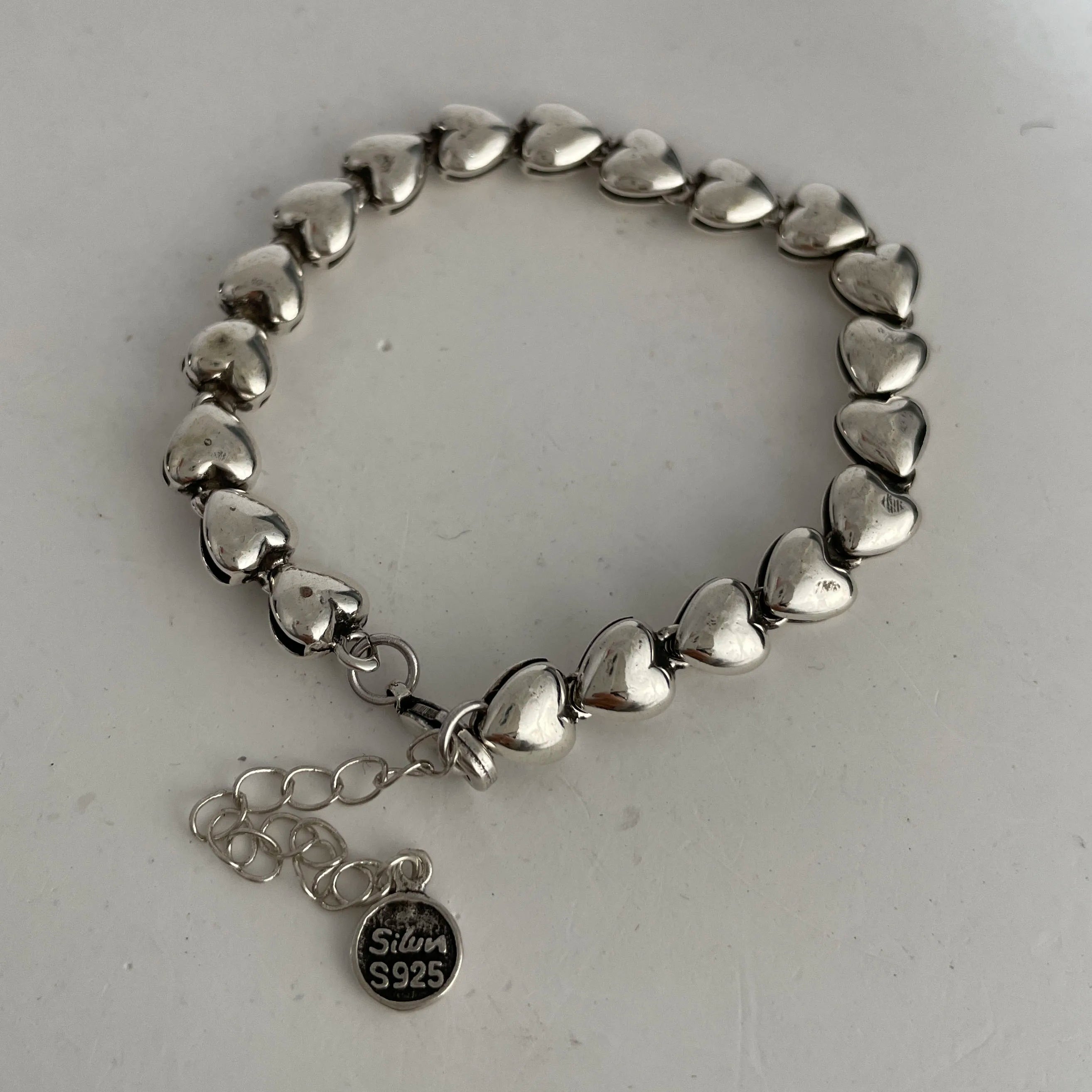 Retro‑Kettenarmband aus massivem Sterling Silber, mit Herz‑Char