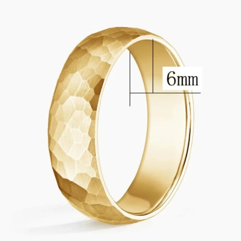 Moderner Titanring mit gehämmerter, multifacettierter Oberfläche