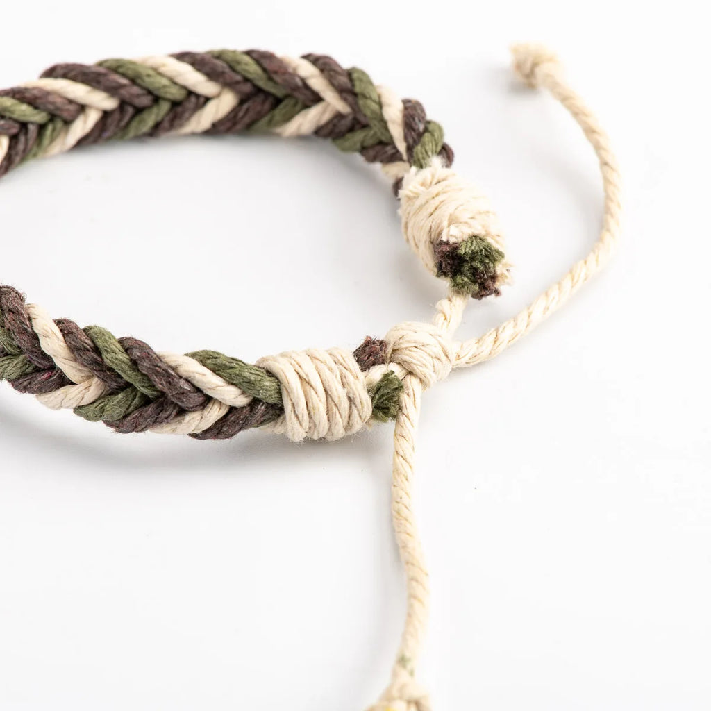 Naturinspiriertes Armband mit handgeknüpftem Seildesign