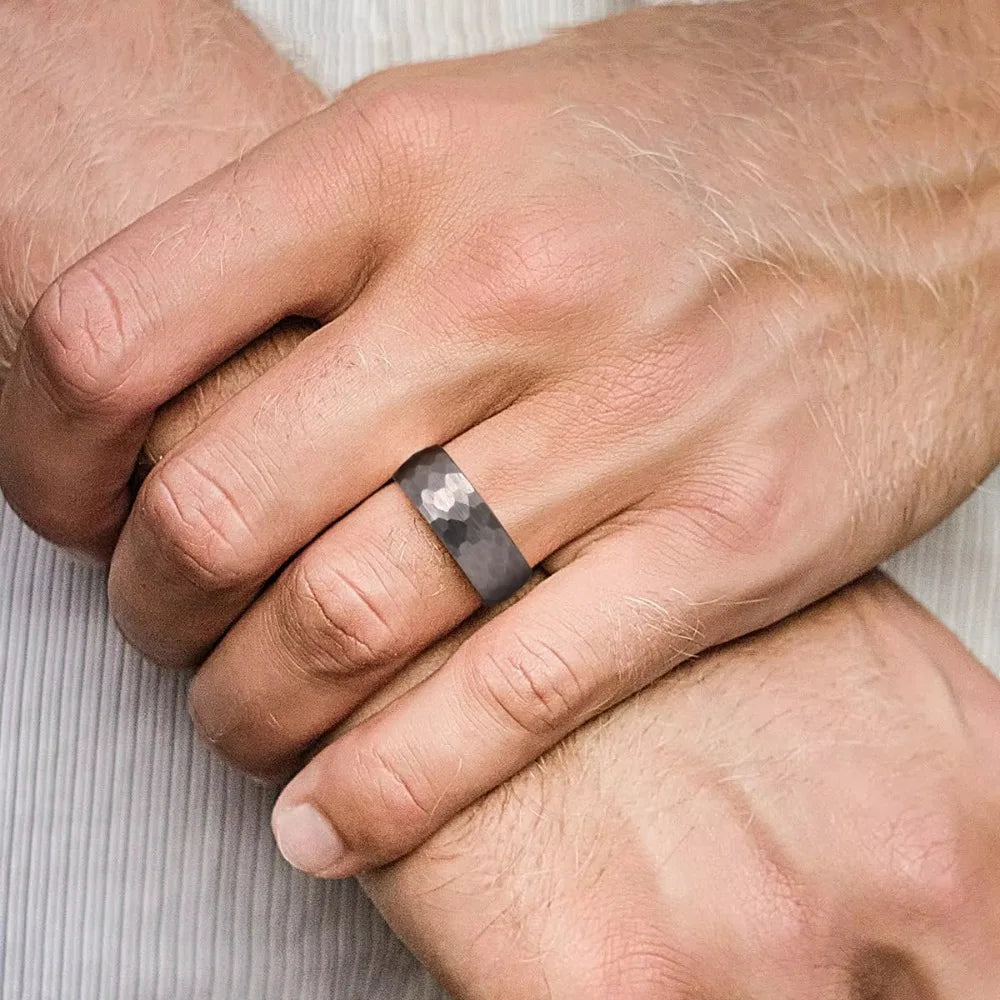 Moderner Titanring mit gehämmerter, multifacettierter Oberfläche