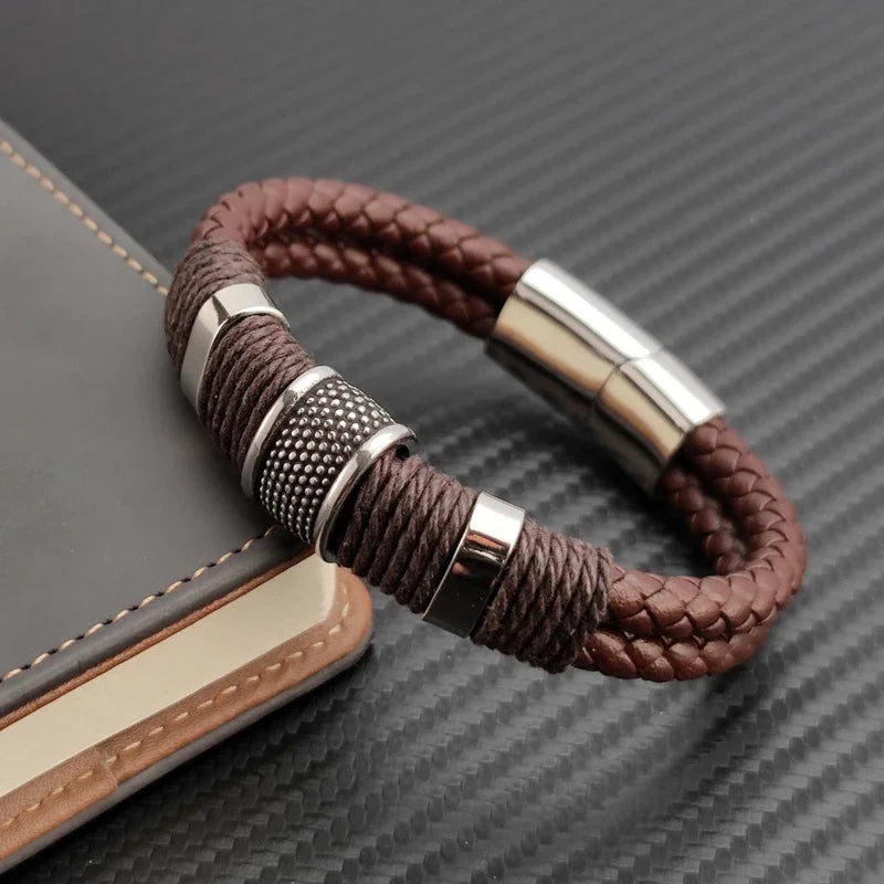 Braune Lederarmband mit Edelstahl‑Details, luxuriöses Accessoire