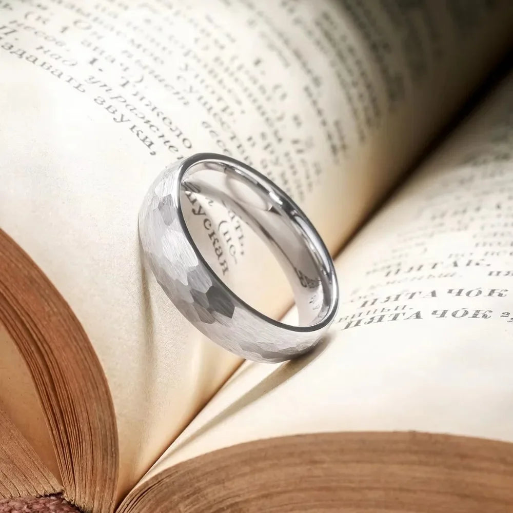 Moderner Titanring mit gehämmerter, multifacettierter Oberfläche