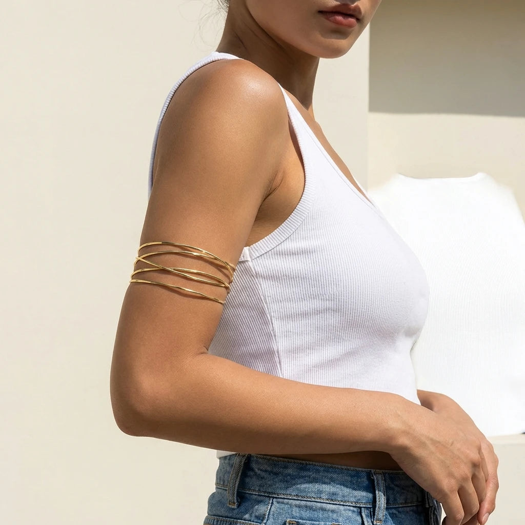 Goldfarbener Spiral‑Oberarmreif im minimalistischen Design