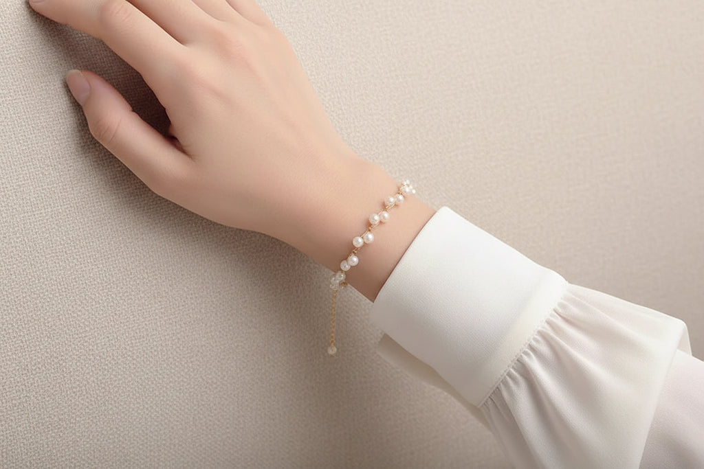 Süßwasserperlenarmband mit goldfarbenem Blumen‑Charm