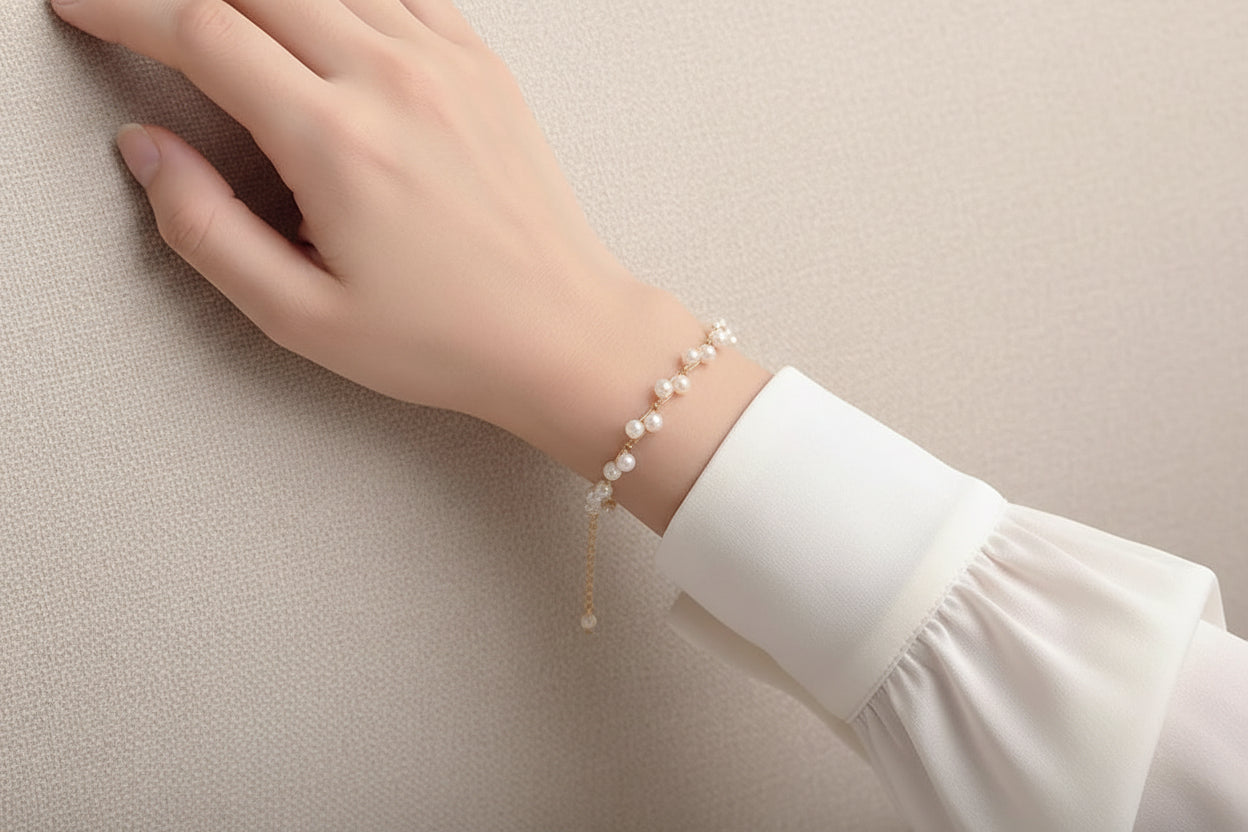Süßwasserperlenarmband mit goldfarbenem Blumen‑Charm