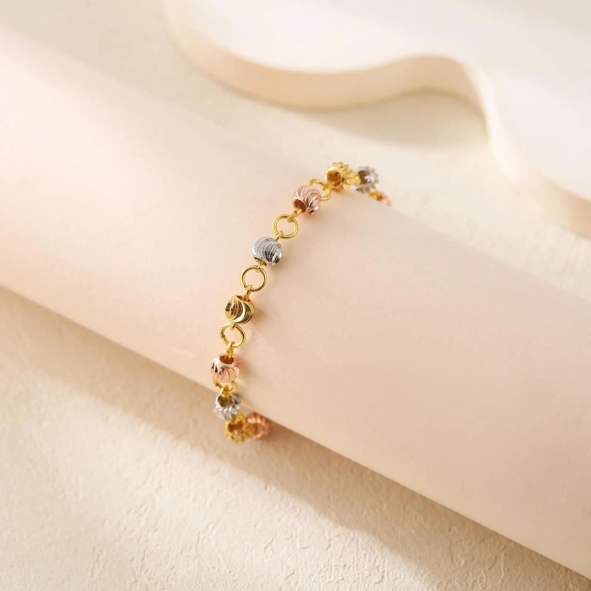 Elegante Perlenarmband mit verstellbarer Gliederkette