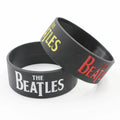 Breites THE BEATLES Silikonarmband aus schwarzem Gummi mit klarem Band‑Logo in 2,5 mm Stärke