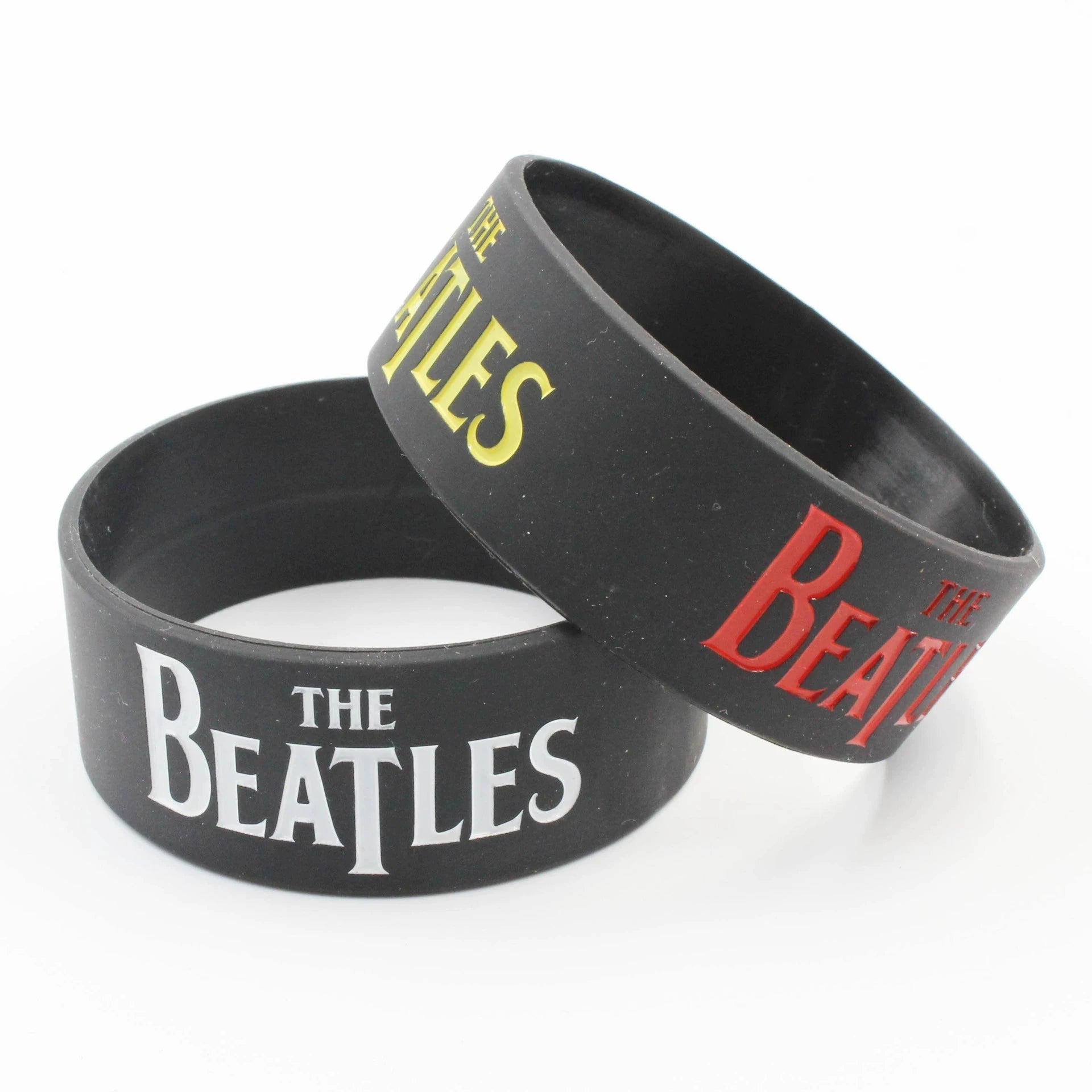 Breites THE BEATLES Silikonarmband aus schwarzem Gummi mit klarem Band‑Logo in 2,5 mm Stärke