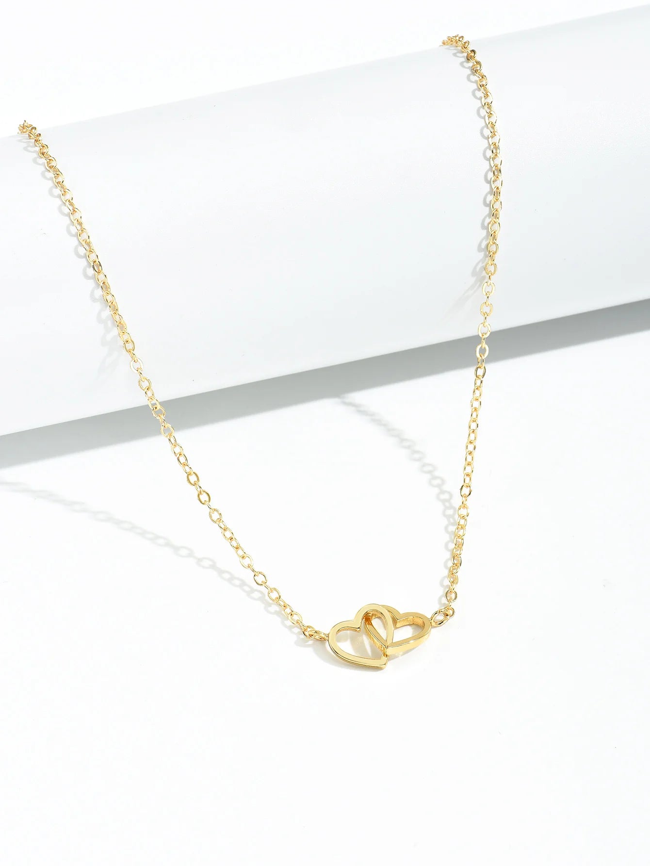 Feine Damenkette mit zwei hohlen Herzmotiven im minimalistischen Design
