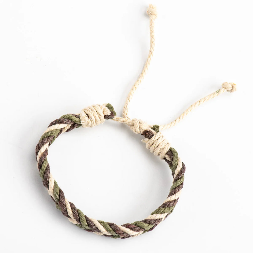 Naturinspiriertes Armband mit handgeknüpftem Seildesign