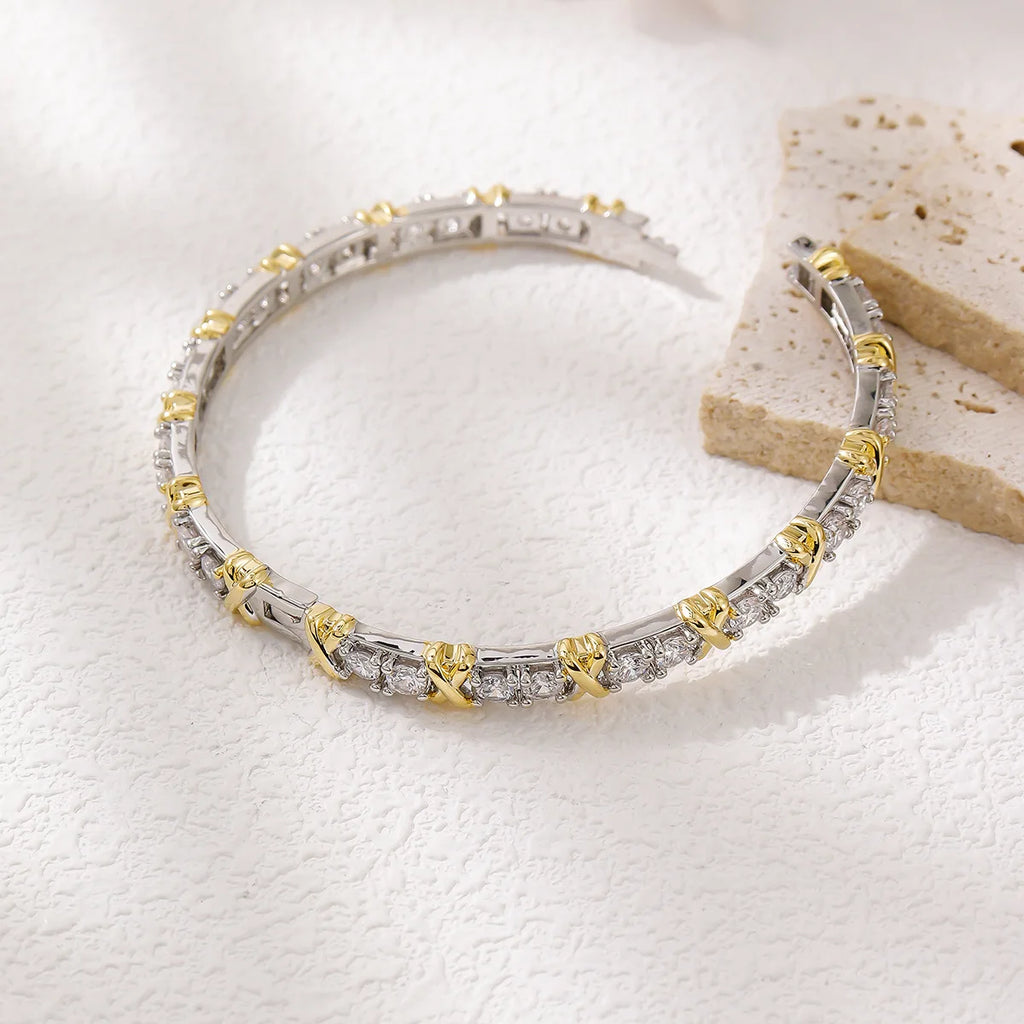 Luxuriöses Damenarmband mit eingelassenen Zirkonsteinen