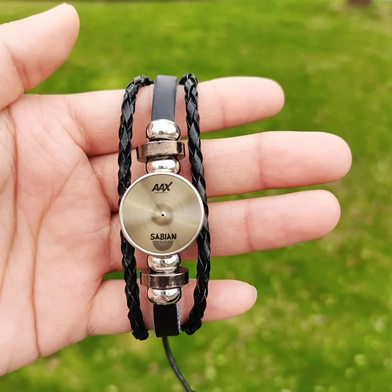 Handgefertigtes Drummer‑Armband mit detailreichem Cymbal‑Charm