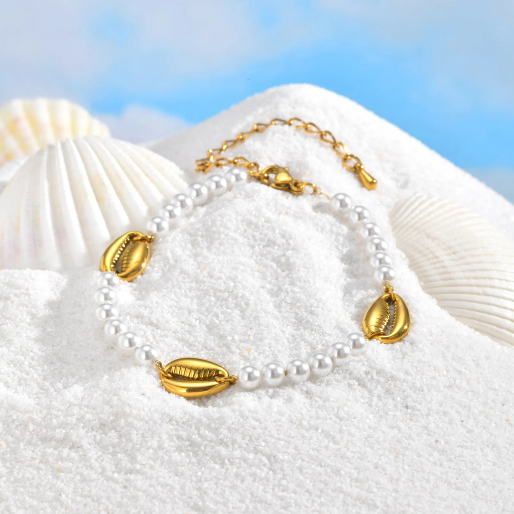 Sommer‑Perlenarmband mit Muschel‑Charm und poliertem Edelstahl
