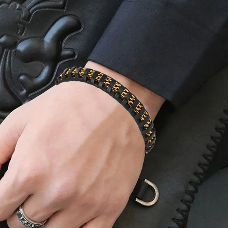 Stilvolle Männerarmband verbindet eine flache Edelstahlkette mit weichem Leder