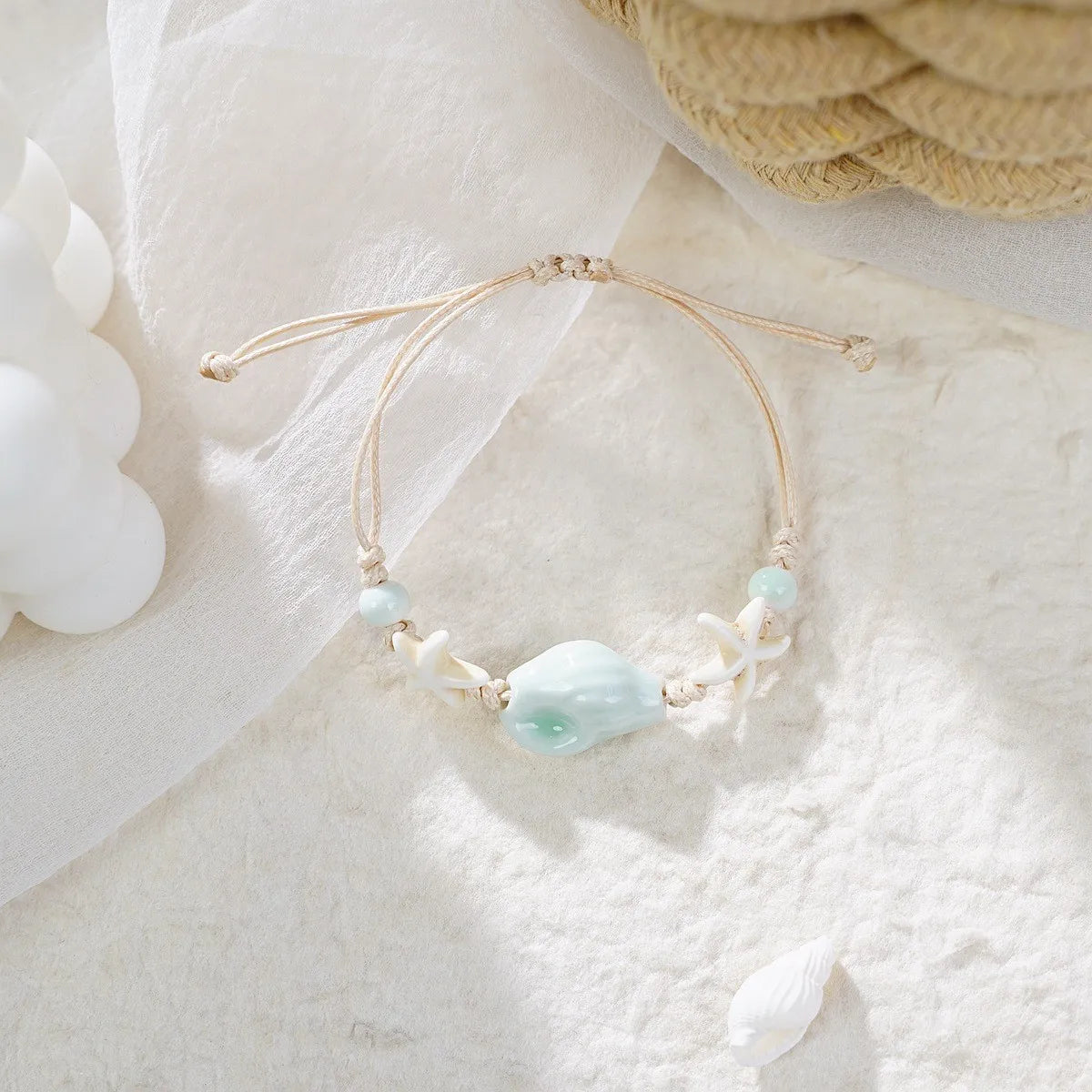 Sommerliches Strandarmband mit Muscheln & Perlen