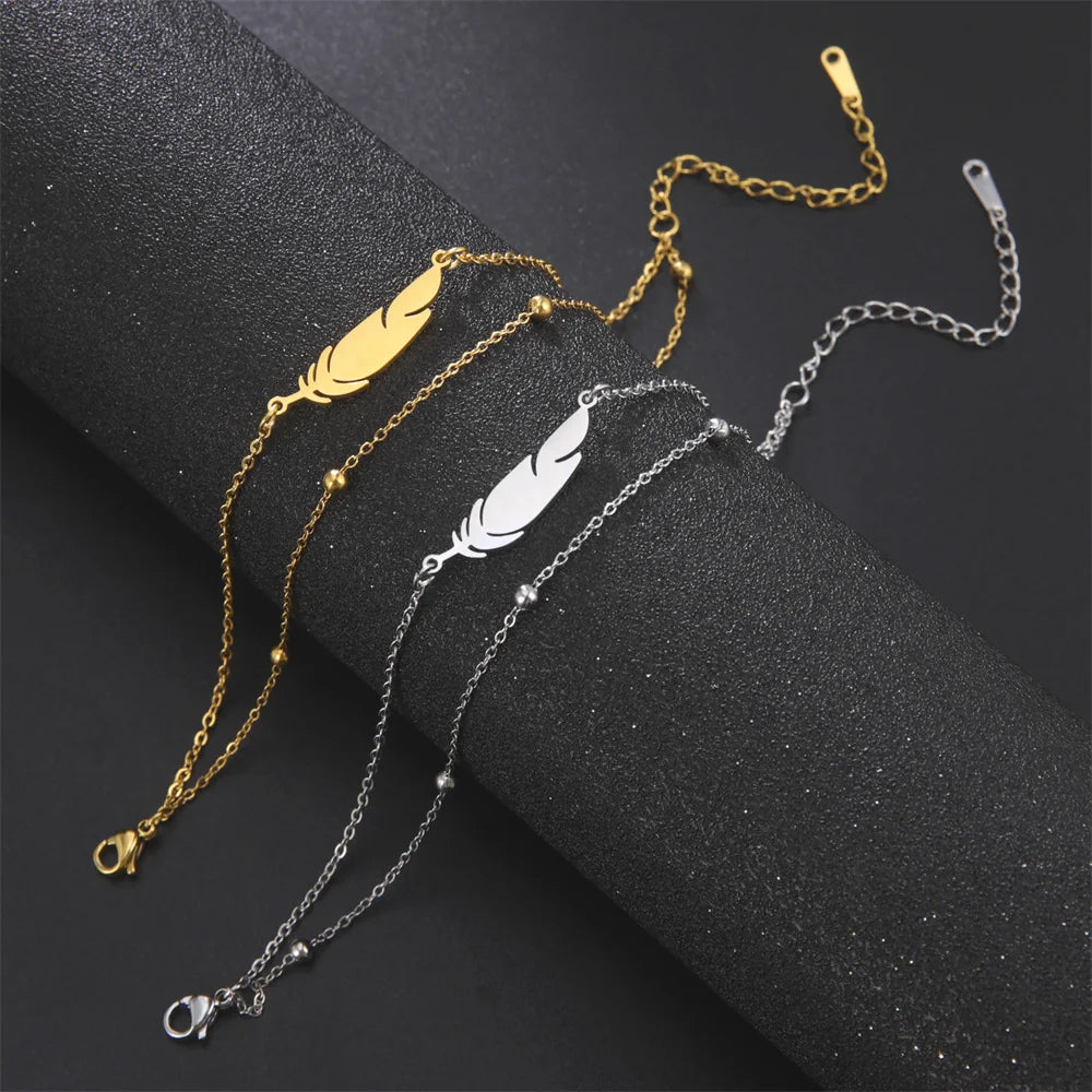 Modernes Feder‑Armband mit doppelter Kette und farbigem Band