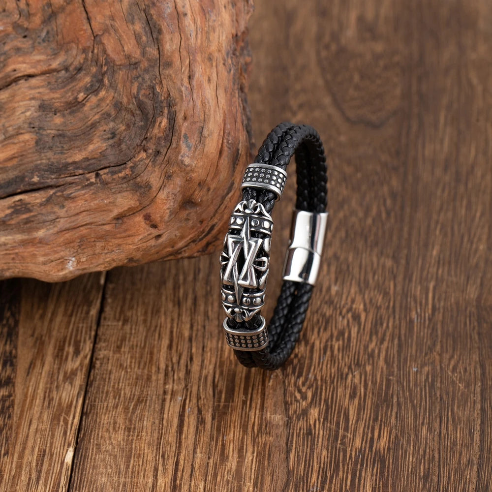 Schwarzes Echtleder Armband handgefertigt und geflochten im nordischen Viking Design