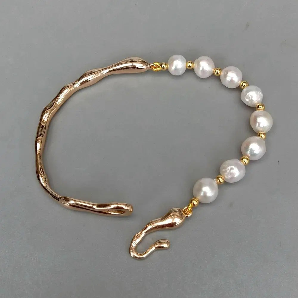 Luxuriöses Schmuckarmband mit weißen Zuchtperlen und glänzendem Goldton