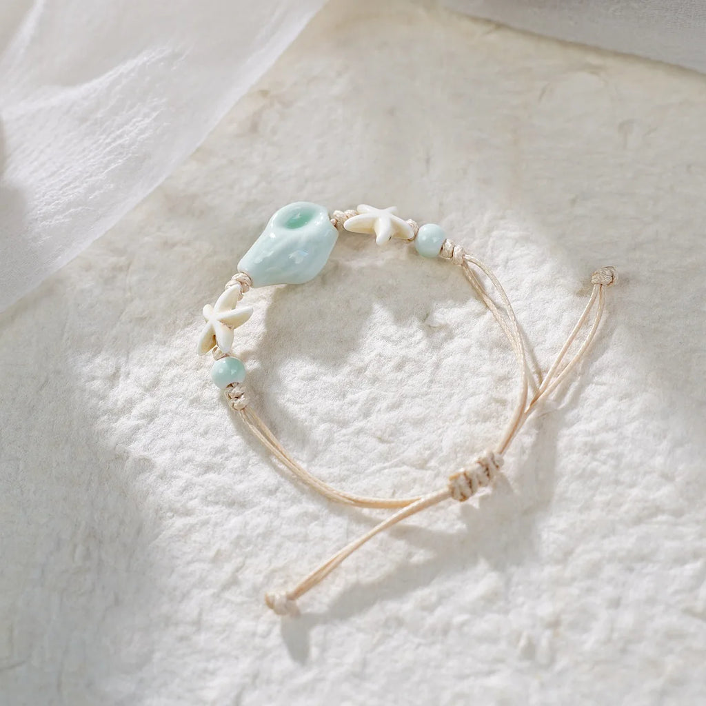 Sommerliches Strandarmband mit Muscheln & Perlen