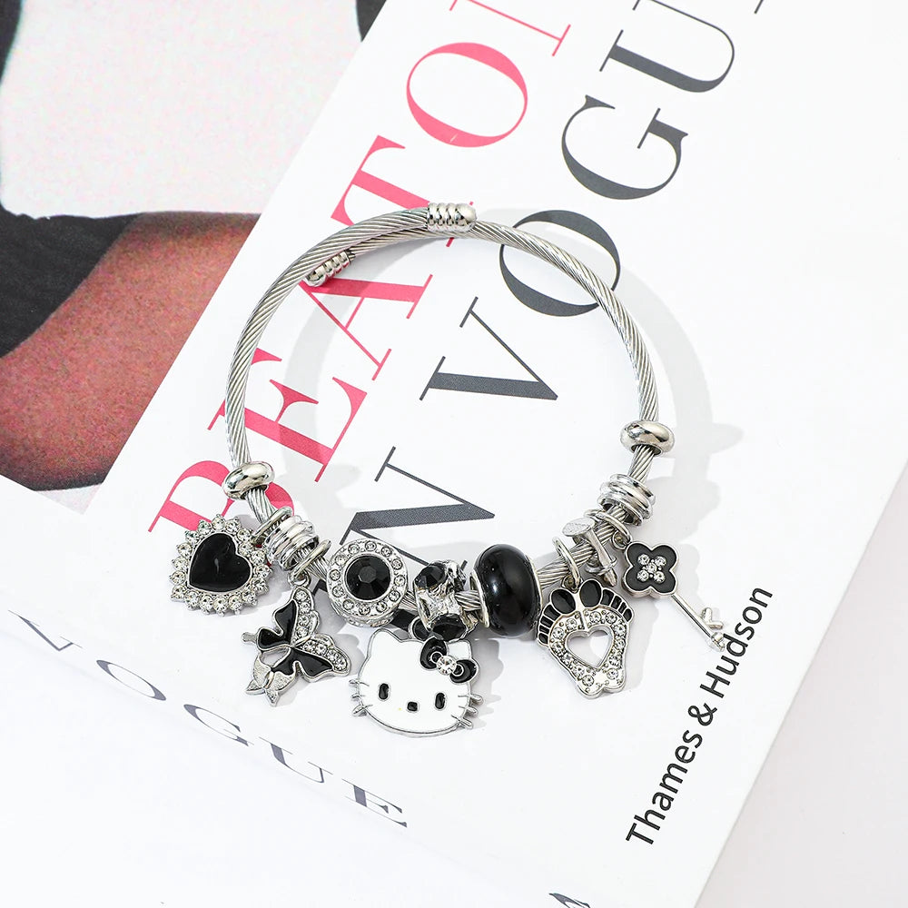 Silberfarbener Hello‑Kitty Charm‑Armreif – Emaille‑Design & Strass‑Glanz