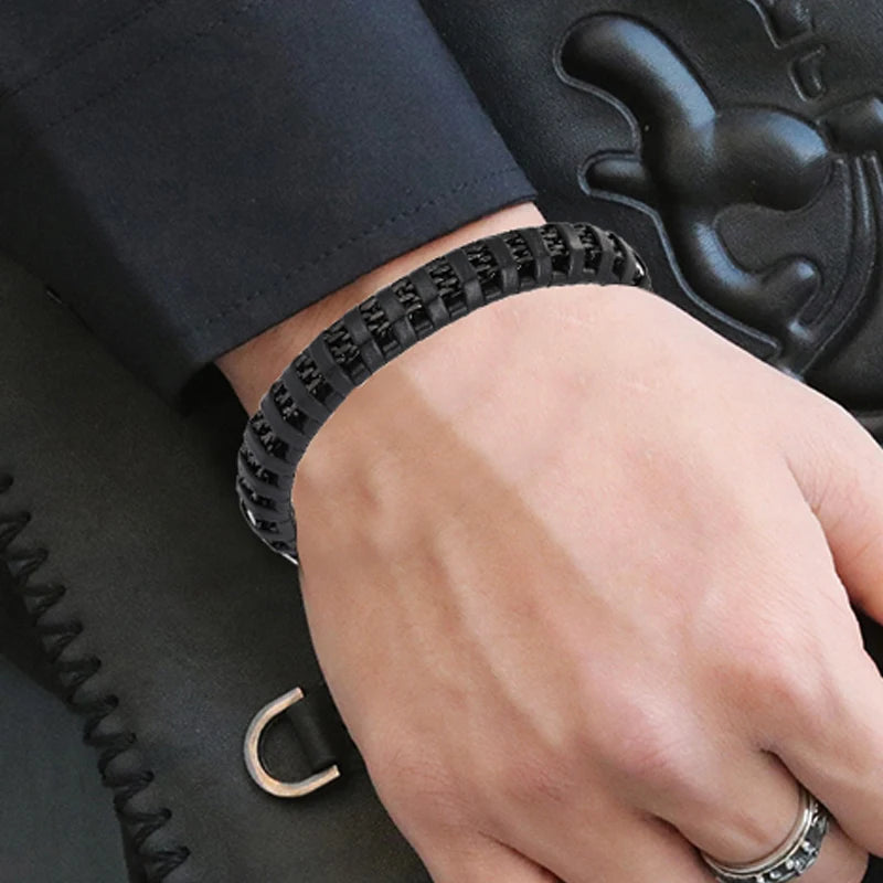 Stilvolle Männerarmband verbindet eine flache Edelstahlkette mit weichem Leder