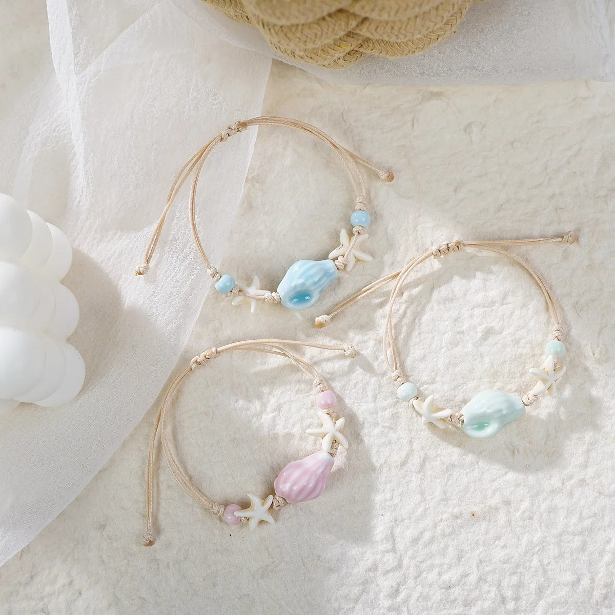 Sommerliches Strandarmband mit Muscheln & Perlen