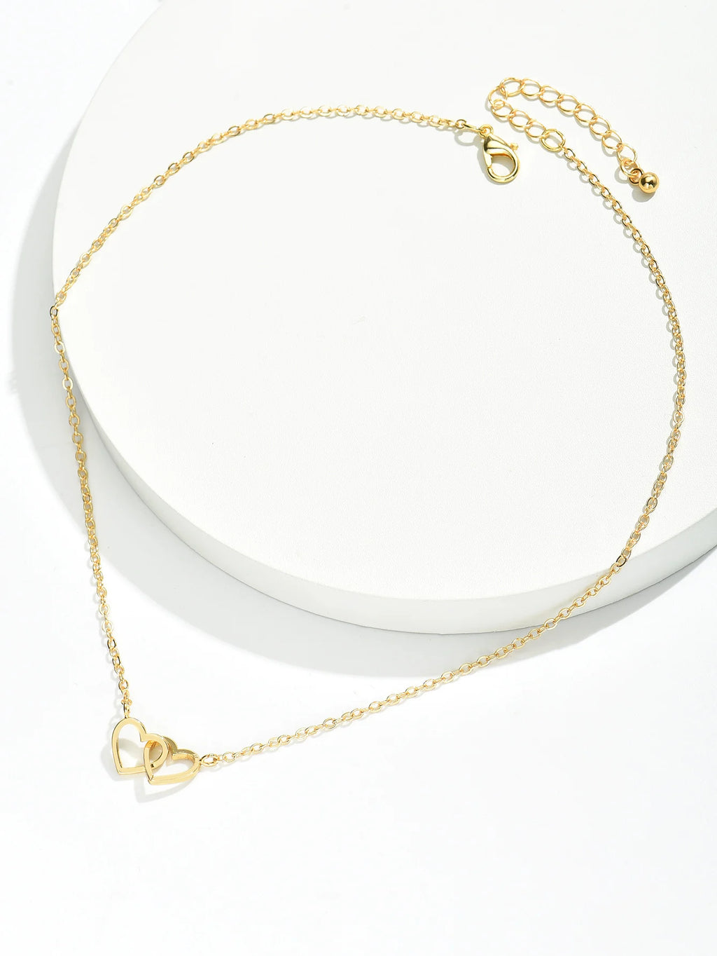 Feine Damenkette mit zwei hohlen Herzmotiven im minimalistischen Design