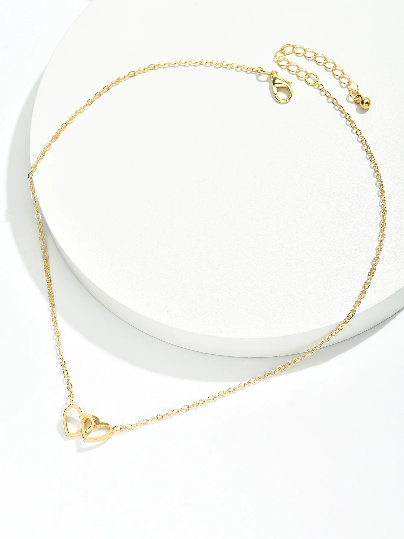 Feine Damenkette mit zwei hohlen Herzmotiven im minimalistischen Design