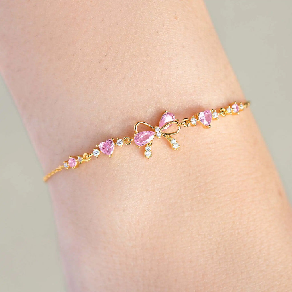 Hochwertige Damenarmband aus Silber kombiniert filigrane Verarbeitung mit einem strahlenden Herzanhänger