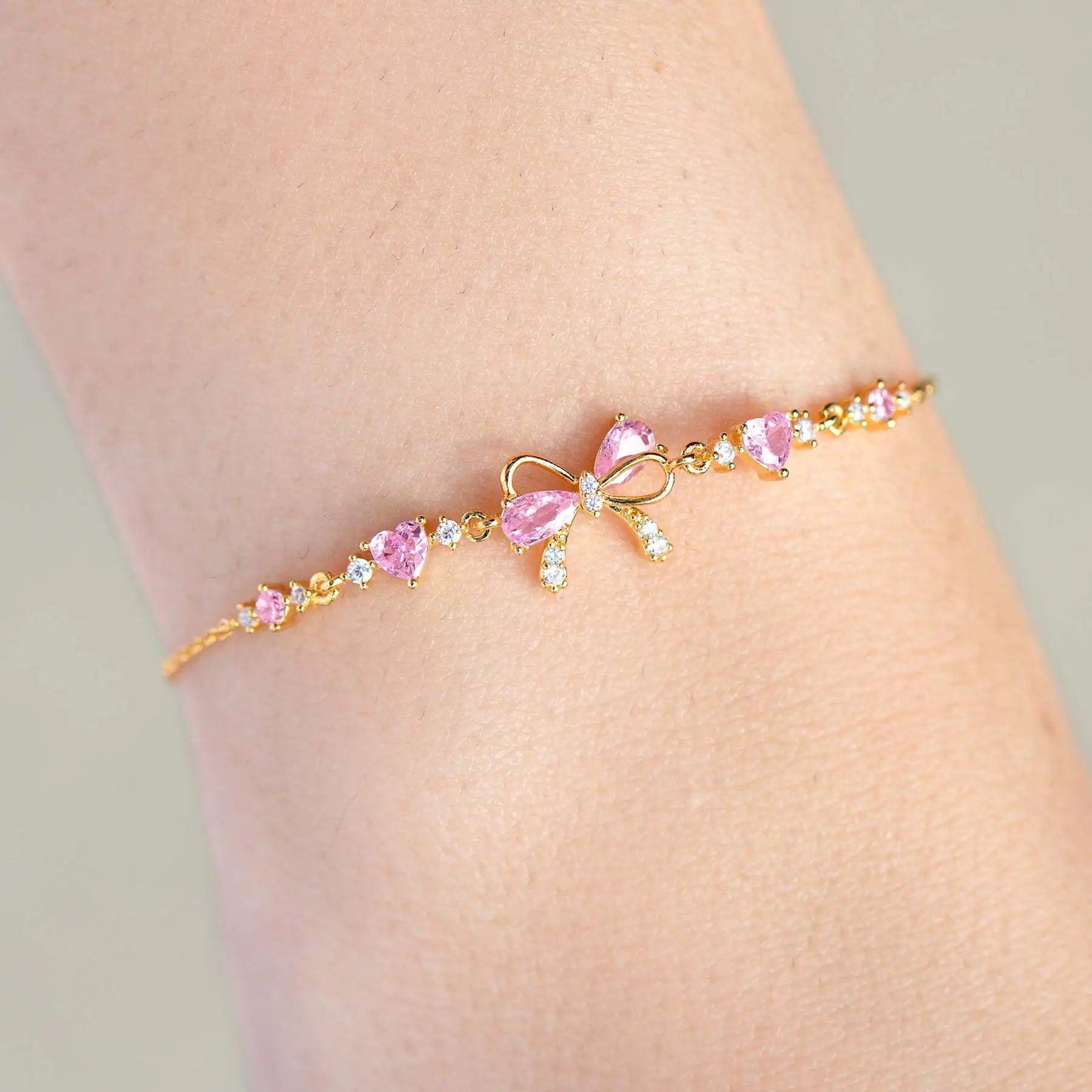 Hochwertige Damenarmband aus Silber kombiniert filigrane Verarbeitung mit einem strahlenden Herzanhänger