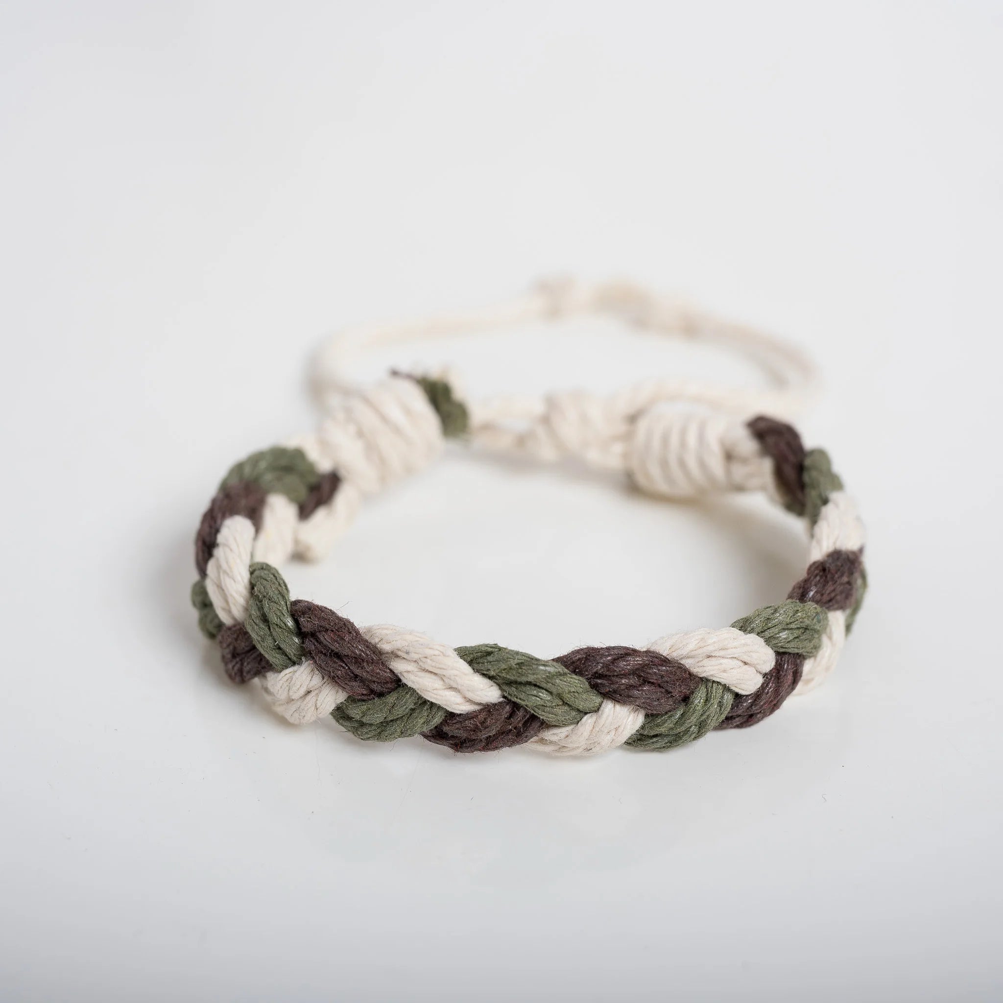 Naturinspiriertes Armband mit handgeknüpftem Seildesign