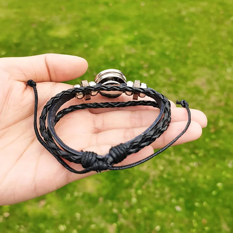 Handgefertigtes Drummer‑Armband mit detailreichem Cymbal‑Charm